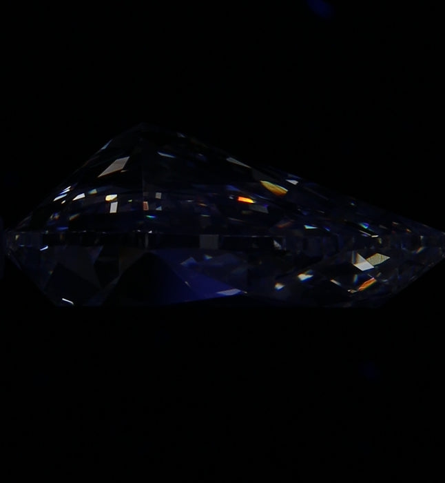 4.01ct Pear I VS1 Natural Diamond fluorescence image