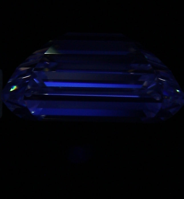 1.30ct Emerald I VVS2 Natural Diamond fluorescence image